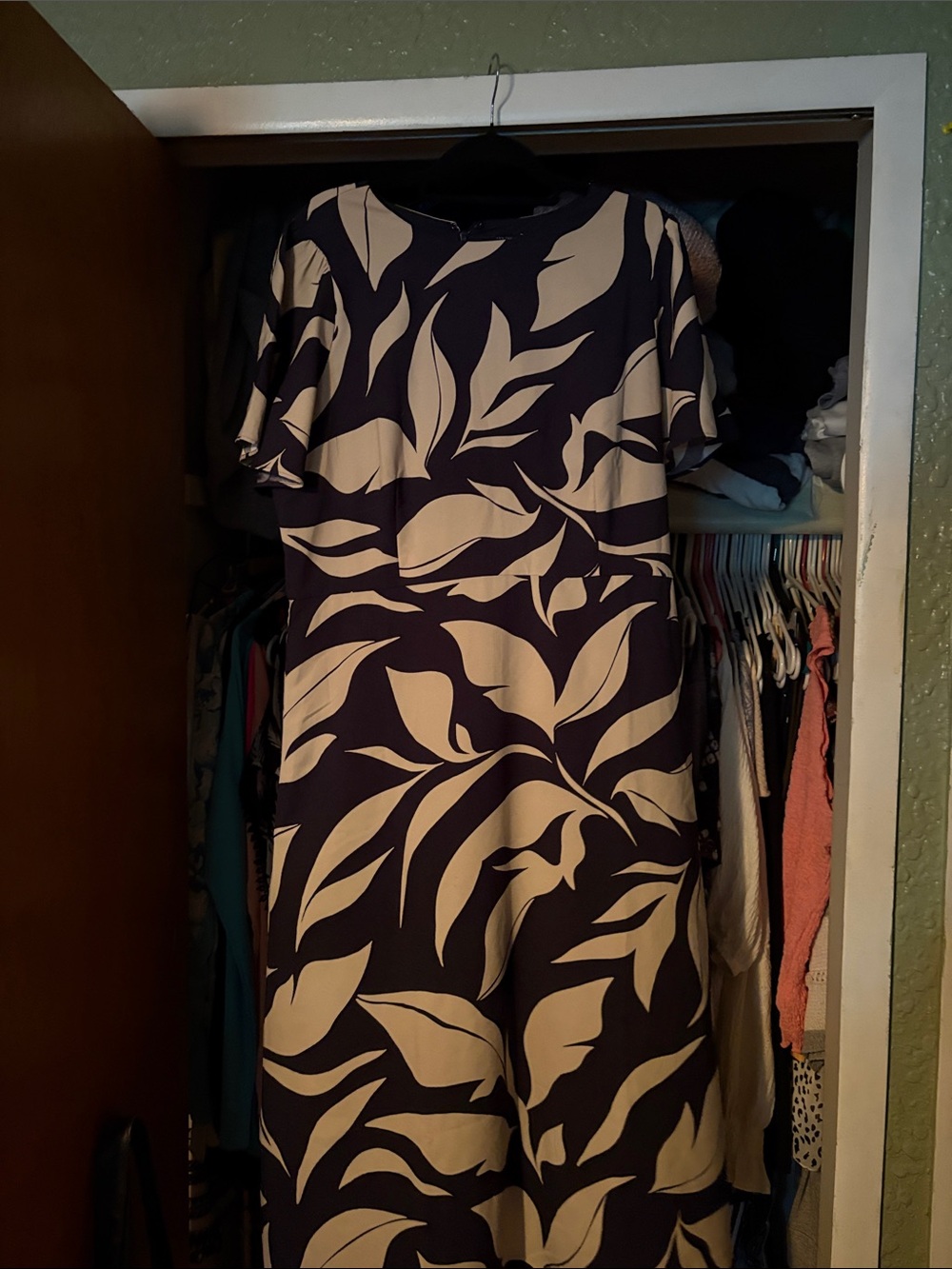 Anne Taylor Women's Navy and Cream Leaf Print Dress Size 16